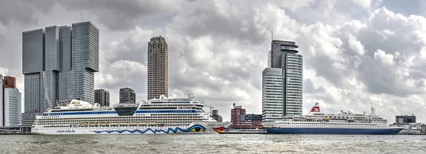 Rotterdam Nederland April 2019 Breedbeeld Beeld Van Twee Grote Cruiseschepen — Stockfoto