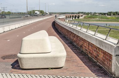 Nijmegen, Hollanda, 25 Nisan 2019: Waal Nehri'nin taşkın ovalarına bakan yeni şehir köprüsü De Overstek'te beton tezgah