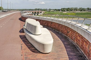 Nijmegen, Hollanda, 25 Nisan 2019: banklar, korkuluklar ve kemerler yeni şehir köprüsü De Oversteek üzerinde zarif eğriler yapmak