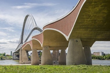 Nijmegen, Hollanda, 25 Nisan 2019: Beton, tuğla ve çelik yeni şehir köprüsü De Oversteek nehri Waal geçiş kullanılır