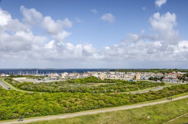 Brouwersdam, 4 Mayıs 2019: tatil beldesi Port Zelande ve kısmen mavi bir gökyüzü altında göl ve kumulların çevresi biraz yüksek görünümü