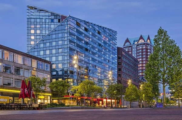 Rotterdam, Hollanda, 8 Mayıs 2019: Cam kaplı Şehir binası ve diğer konut binaları ile yakın zamanda yenilenmiş Binnerotte pazar meydanının mavi saat görünümü