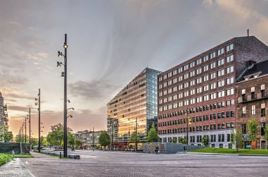 Rotterdam, Hollanda, 15 Mayıs 2019: Muhteşem bir akşam gökyüzünün altında yakın zamanda yenilenmiş Binnenrotte meydanı boyunca görünümü