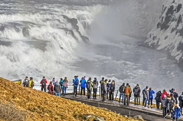 Gulfoss Islândia Fevereiro 2019 Algumas Dezenas Turistas Olhando Para Famosa — Fotografia de Stock
