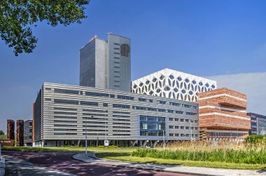 Leiden, Hollanda, 18 Mayıs 2019: Naturalis biyolojik çeşitlilik merkezi ve müzesi nin güney doğudan görüldüğü gibi son uzantısı da dahil olmak üzere binalarına genel bakış