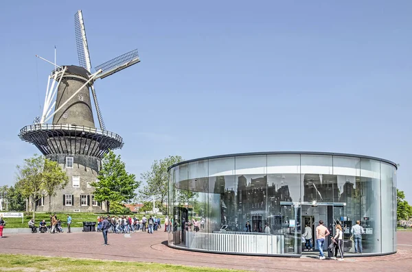 Leiden Nederland Mei 2019 Traditionele Windmolen Valk Moderne Ronde Glazen — Stockfoto
