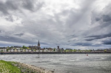 Nijmegen, Hollanda, 25 Nisan 2019: şehrin rıhtımı ve Waal Nehri üzerinde dramatik bir bulutlu gökyüzü
