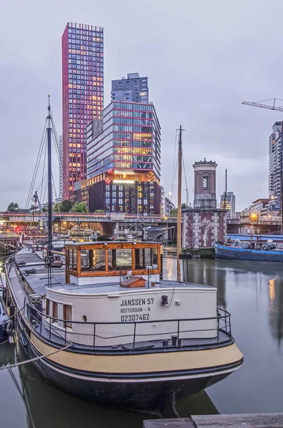 荷兰鹿特丹 2019年5月21日 黄昏时分 威恩黑文港与一艘历史悠久的驳船 背景是红苹果住宅楼 — 图库照片