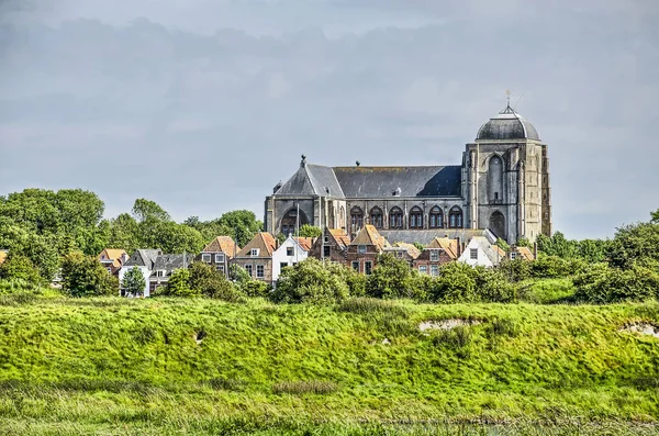 Massieve 15E Eeuwse Gotische Kerk Torent Boven Huizen Van Stad — Stockfoto