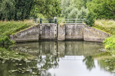 Woudrichem yakın küçük bir dere içinde grungy tuğla duvarlar ile eski mermi, Hollanda