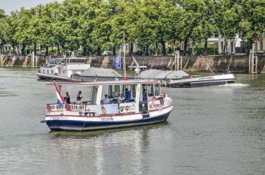Deventer, Hollanda, 18 Haziran 2019: küçük pdestrian feribot şehre geçiş yapmadan önce nehir Ijssel geçmek için bir iç mavna için birkaç dakika beklemek zorunda