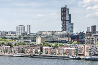 Rotterdam, Hollanda, 2 Haziran 2019: Maashaven limanıboyunca Katendrecht bölgesine doğru arka planda şehrin silueti ile görüş