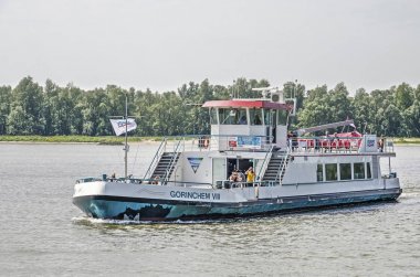 Gorinchem, Hollanda, 10 Haziran 2019: Sleeuwijk'ten feribot Merwede nehri nden geçerek iskeleye yaklaşıyor