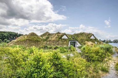 Werkendam, Hollanda, 3 Temmuz 2019: Biesbosch müzesinin görünümü, yeşil çatı milli parkın peyzaj ayrılmaz bir parçası