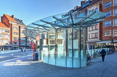 Leuven, Belçika, 27 Şubat 2016: Car-free şehir merkezinde Rector de Somer meydanında heykel cam otobüs durağı
