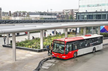 Tilburg, Hollanda, 12 Temmuz 2019: Büyük ve gür akışkan yataklı yeni otogarda otobüs durma