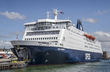 Ijmuiden, Hollanda, 14 Temmuz 2019: Vissershaven limanında demirli Newcastle'a giden büyük feribot için biniş zamanı