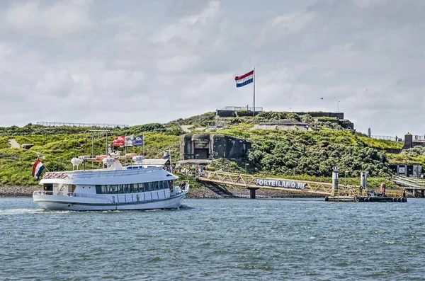 Ijmuiden Holanda Julho 2019 Barco Balsa Aproxima Ilha Fortaleza Forteiland — Fotografia de Stock