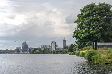 Roermond silueti doğru Maas nehri kıyısında görünümü, Saint Christoffer katedrali ve biraz daha yeni highrise ile Hollanda