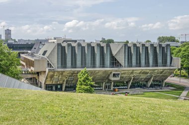 Delft, Hollanda, 20 Temmuz 2019: üniversite kütüphanesinin yeşil çatısından oditoryumun anıtsal beton yapısına, nam-ı diğer aula