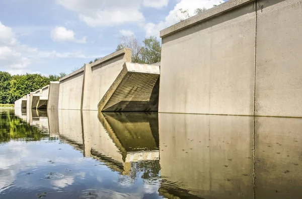 クラッゲンブルク オランダ 2019年8月4日 周囲の池に反射するウォーターループボス国定記念碑の元実験油圧施設 デルタガター コンクリート — ストック写真