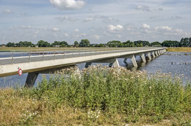 Kampen, Hollanda, 29 Temmuz 2019: yeni Reevediep nehir kanalı boyunca Nieuwendijksbridge doğru güneyden görünümü 
