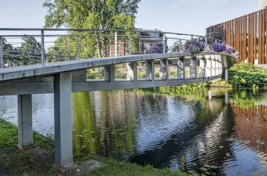 Zwolle, Hollanda, 24 Temmuz 2019: Sağa De Spiegel tiyatrosu ile surkanal boyunca çift yay yapımı ile Spinhuis yaya köprüsü
