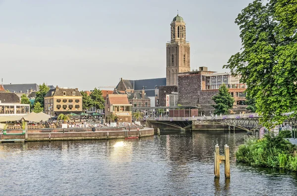 Zwolle Die Niederlande Juli 2019 Sommerabend Uferszene Mit Fußgängerbrücke Kirchturm — Stockfoto