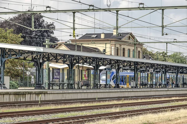 荷兰梅佩尔 2019年7月26日 架空电线和火车站站台 背景是纪念性车站建筑 — 图库照片