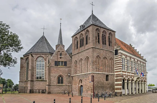 Vollenhove Nederland Augustus 2019 Uitzicht Sint Nicolaaskerk Aangrenzende Historische Huizen — Stockfoto