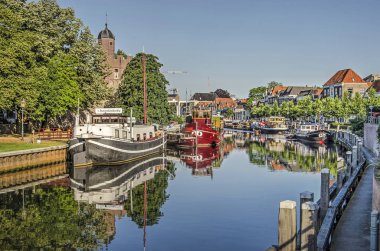 Zwolle; Hollanda; 24 Temmuz; 2019: güneşli ve rüzgarsız bir yaz sabahı Thorbecke kanalı nın içinde ve çevresinde renkli tarihi gemiler