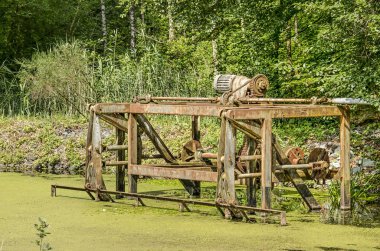 Paslı makine, artık kullanımda, eski hidrolik laboratuvar Waterloopbos (Hidrolik Orman), Kraggenbrug ulusal bir anıt yoğun bir orman ortamında, Hollanda