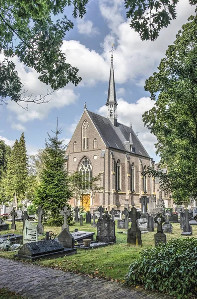荷兰兹沃勒 2019年8月5日 在蓝天下 在蓝天下 云彩散落的罗马天主教公墓的教堂 — 图库照片