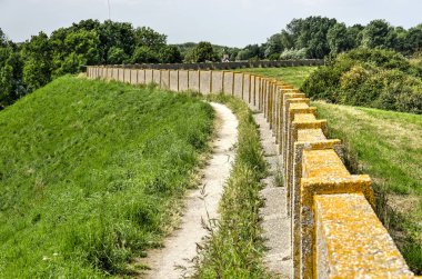 Schouwen-Duiveland adasının kuzey maliyeti bir dike üzerinde düşük ve ağır yıpranmış beton deniz duvarı, Hollanda, Brouwersdam inşa beri eski