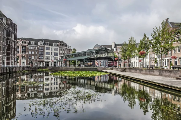 荷兰赫尔蒙德 2019年8月16日 后现代街区的新古典主义房屋和市场大厅 在中央广场的池塘中映念 — 图库照片