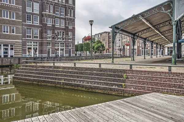 荷兰赫尔蒙德 2019 从布兰德沃特社区中央广场池塘的木制平台向后现代住房和市场大厅看 — 图库照片