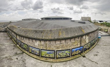 Muiden, Hollanda, 21 Ağustos 2019: Pampus kalenin orta bölümünün görünümü, Unesco dünya mirası Amsterdam Savunma hattının bir parçası, kuru bir hendek ile çevrili, bulutlu bir gökyüzü altında
