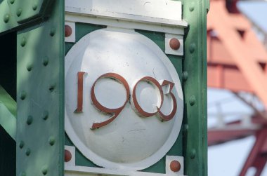 Rotterdam, Hollanda, 20 Nisan 2019: 1903 yılı inşaat yılı ile eski Spijkenisser köprüsünün korunmuş portalının kapatılması, arka planda bulanık yeni köprü