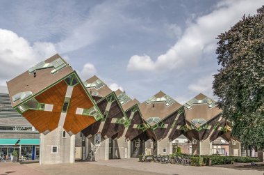 Helmond, Hollanda, 16 Ağustos 2019: 1970'lerde mimar Piet Blom tarafından tasarlanan ünlü küp evlerin altısı