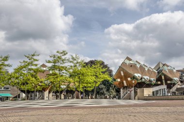 Helmond, Hollanda, 16 Ağustos 2019: 1970'lerde inşa edilen olağanüstü küp evler ve mimarın adını taşıyan bitişik Piet Blom meydanı