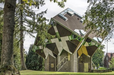 Helmond, Hollanda, 16 Ağustos 2019: 1970'lerde mimar Piet Blom tarafından bir tasarıma inşa edilen ilk üç küp evler