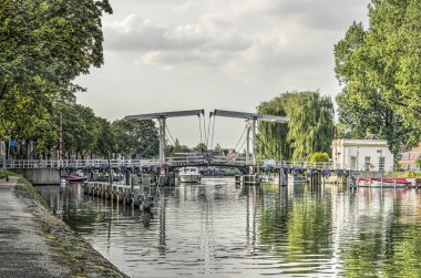 Weesp, Hollanda, 28 Ağustos 2019: bir yaz akşamı vecht nehri boyunca asma köprüye doğru rıhtımdan görünüm