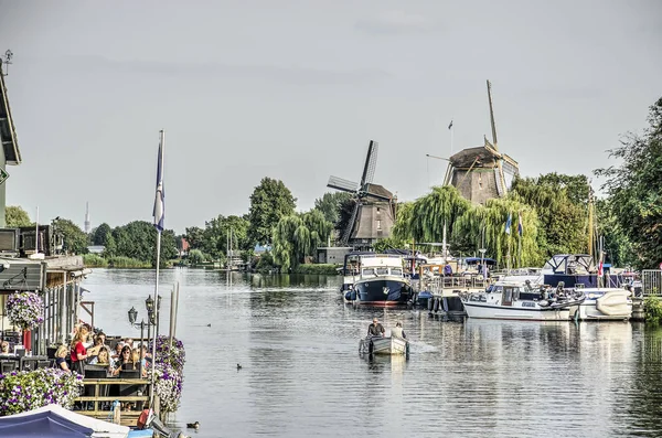 Weesp Holandia Sierpnia 2019 Widok Rzekę Vecht Pokryte Kawiarnie Jachty — Zdjęcie stockowe