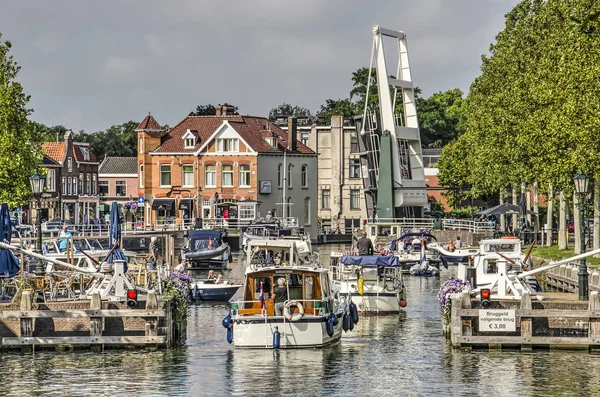 Weesp Holandia Sierpnia 2019 Małe Jachty Czekają Aby Przejść Przez — Zdjęcie stockowe