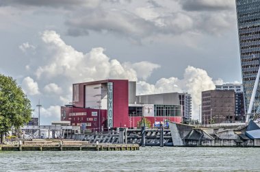 Rotterdam, Hollanda, 13 Ağustos 2019: Nieuwe Maas nehrinin karşısına, arkasında dramatik bulutlar olan New Luxor Tiyatrosu'na doğru manzara