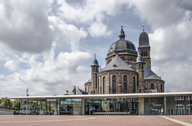 Helmond, Hollanda, 16 Ağustos 2019: eski Katolik kubbe kilisesi ve ulusal anıt, şimdi Speelhuis tiyatrosuna dönüştürülmüş, ek binanın modern cam cephesi ile
