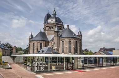 Helmond, Hollanda, 16 Ağustos 2019: Yeni Speelhuis tiyatrosu, eski bir Roma Katolik kilisesi ve ulusal anıt içinde, modern bir cam giriş binası ile çevrili