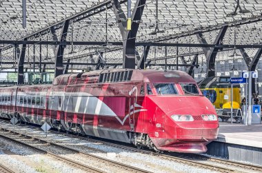 Rotterdam, Hollanda, 18 Mayıs 2019: Yeni Rotterdam merkez istasyonunun cam ve çelik çatısı altında bir platformda bekleyen kırmızı thalys yüksek hızlı tren