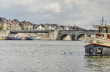 Maastricht, Hollanda, 7 Eylül 2019: Wyck bölgesi ve Saint Servatius köprüsündeki rıhtıma doğru Maas nehri boyunca bakın