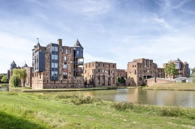 Den Bosch, Hollanda, 20 Eylül 2019: kuzeyden lelienhuyze yerleşim kalesinin giriş cephesine mavi bir gökyüzü altında